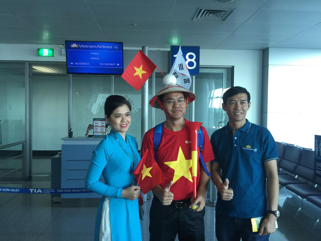 'Nhuộm đỏ' chuyến bay sang Indonesia vì tuyển Olympic Việt Nam ảnh 5