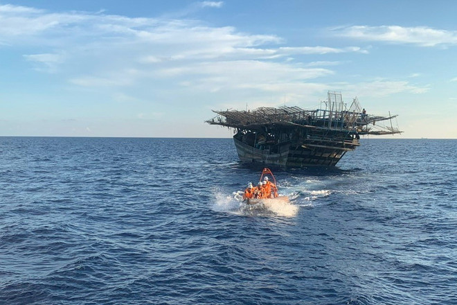 Tàu Hải quân kịp thời đưa ngư dân bị bệnh về đảo Trường Sa điều trị ảnh 1