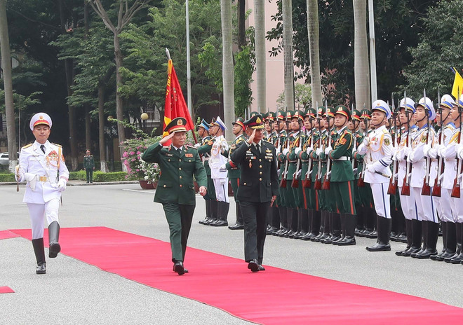 Thượng tướng Nguyễn Tân Cương và Đại tướng Chalermphon Srisawasdi duyệt Đội danh dự Quân đội Nhân dân Việt Nam. (Ảnh: Trọng Đức/TTXVN) Quan hệ hợp tác giữa Quân đội Việt Nam-Thái Lan tiếp tục phát triển ảnh 1