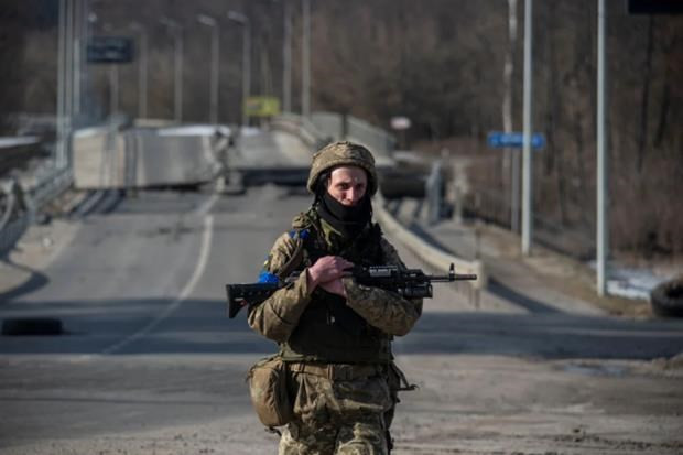 Một binh sỹ Ukraine. (Ảnh: Reuters) Chi tiêu quân sự của Ukraine đã tăng 640% trong năm 2022 ảnh 1