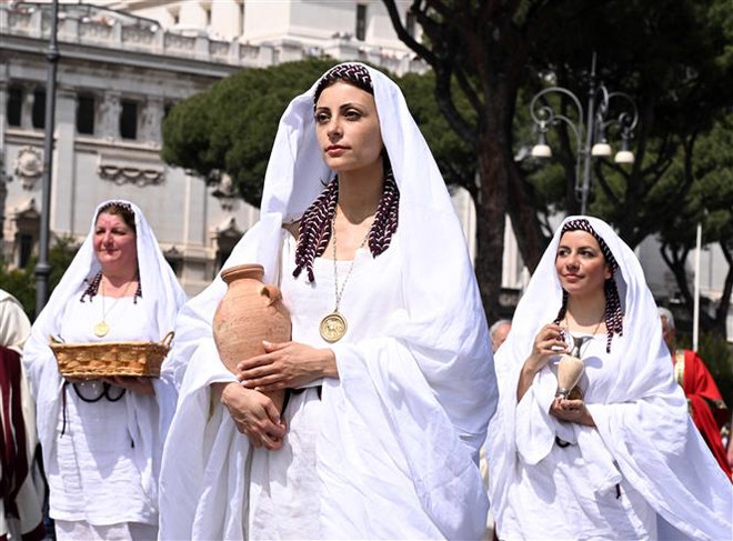 Các nghệ sỹ trong trang phục La Mã tham gia diễu hành kỷ niệm sinh nhật thành phố Rome, Italy, ngày 23/4. (Ảnh: THX/ TTXVN) Nhiều hoạt động văn hóa nhân dịp thành phố Rome bước sang tuổi 2776 ảnh 1