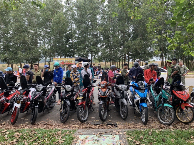 Vây bắt “nóng” 60 quái xế tụ tập đua xe trên địa bàn Bình Dương ảnh 1