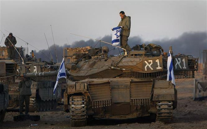 Binh sỹ Israel được triển khai tại khu vực gần biên giới Israel và Dải Gaza. (Ảnh: AFP/TTXVN) Tấn công giữa Israel và tay súng ở Gaza tiếp diễn bất chấp thỏa thuận ảnh 1