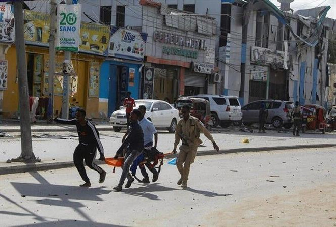 Chuyển nạn nhân bị thương trong vụ đánh bom gần trụ sở Bộ Giáo dục Somalia ở thủ đô Mogadishu ngày 29/10. (Ảnh: Reuters/TTXVN) Quốc tế lên án vụ đánh bom kép khiến ít nhất 100 người chết ở Somalia ảnh 1
