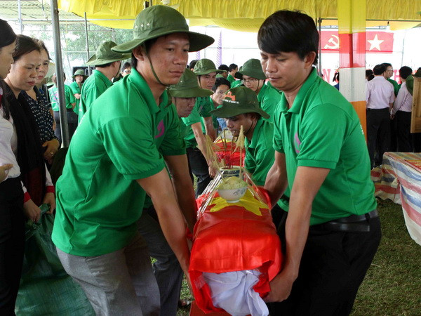 Truy điệu và an táng hài cốt liệt sỹ. Ảnh minh họa. (Nguồn: Trần Việt/TTXVN) Tỉnh Kon Tum tổ chức truy điệu, an táng 17 hài cốt liệt sỹ ảnh 1