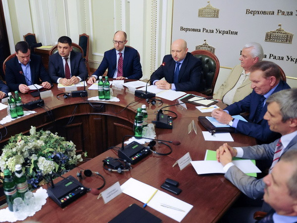 Tổng thống tạm quyền Ukraine Oleksandr Turchynov (giữa) và Thủ tướng tạm quyền Arseniy Yatsenyuk (thứ ba từ bên trái) tham dự hội nghị. (Ảnh: AFP/TTXVN) Quyền Tổng thống Ukraine tuyên bố sẵn sàng đối thoại ảnh 1