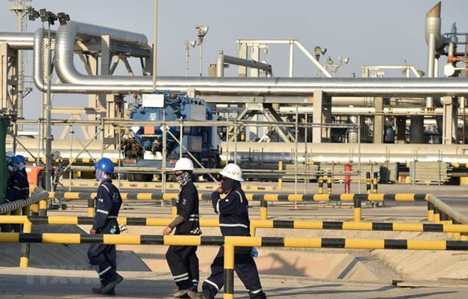 Công nhân công ty dầu Aramco làm việc tại nhà máy chế dầu Abqaiq của Saudi Arabia. (Ảnh: AFP/TTXVN) Saudi Arabia thông báo kế hoạch cải tổ kinh tế 3.200 tỷ USD ảnh 1