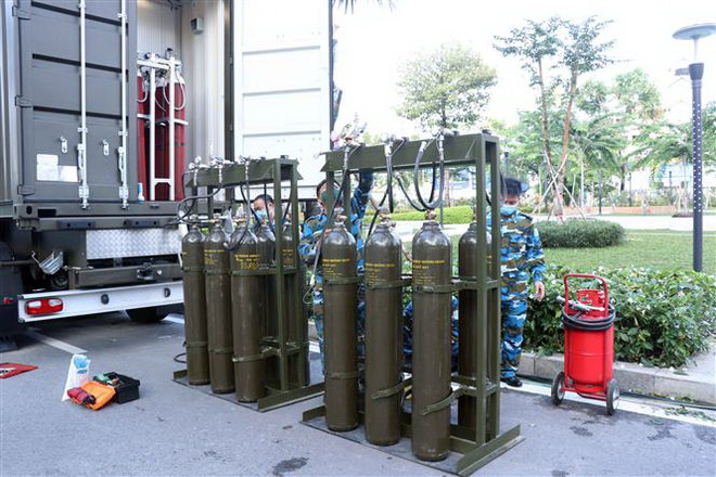 Mỗi hệ thống sản xuất oxy lưu động có công suất 40-60 bình oxy sang chiết loại 40 lít/ngày. (Ảnh: Xuân Khu/TTXVN) Quân đội triển khai trạm sản xuất oxy lưu động hỗ trợ TP.HCM ảnh 1