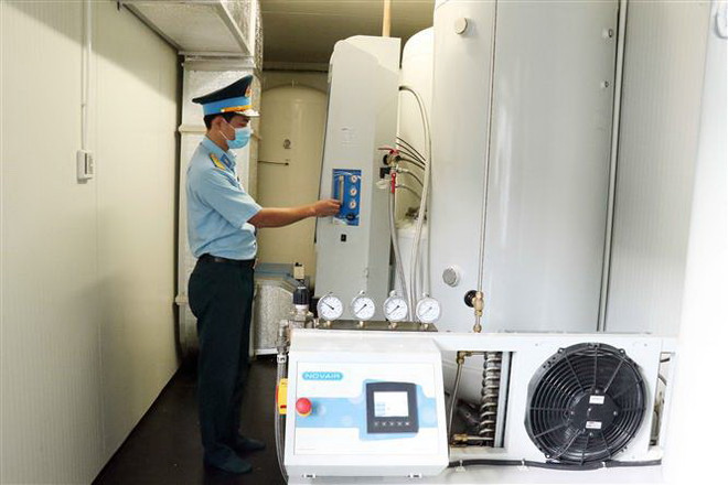 Oxy được sản xuất theo công nghệ PSA, đạt tiêu chuẩn 99,5% theo thiết kế. (Ảnh: Xuân Khu/TTXVN) Quân đội triển khai trạm sản xuất oxy lưu động hỗ trợ TP.HCM ảnh 2