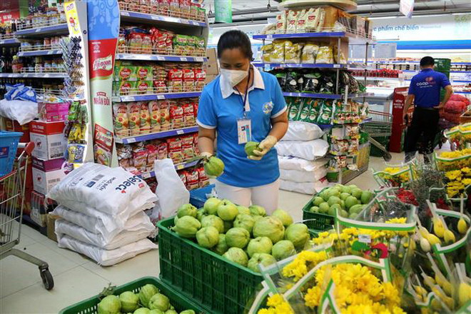 Hội viên Hội Liên hiệp phụ nữ Quận 3 đi chợ giúp dân trong những ngày thực hiện giãn cách xã hội theo yêu cầu ''ai ở đâu ở yên đó''. (Ảnh: Thanh Vũ/TTXVN) TP. HCM: Hàng hóa sẵn sàng tại siêu thị nhưng vướng khâu vận chuyển ảnh 3
