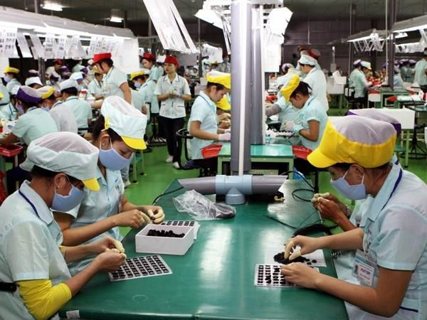 Sản xuất và lắp ráp điện tử. (Ảnh: Thanh Long/TTXVN) Việt Nam đã có bước tiến dài trong lĩnh vực bình đẳng giới ảnh 2