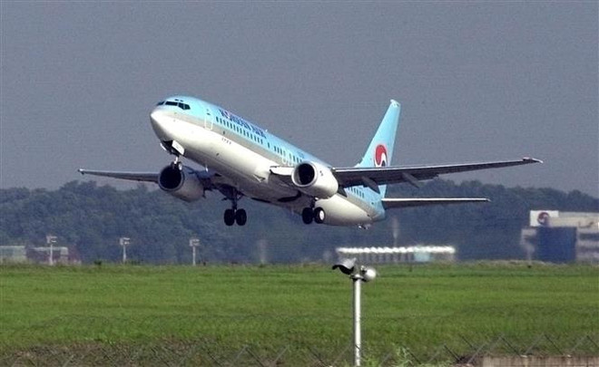Máy bay của hãng hàng không Korean Air Lines cất cánh từ sân bay Kimpo ở Seoul, Hàn Quốc. (Ảnh: AFP/TTXVN) Dịch COVID-19: Mỹ nâng mức cảnh báo đi lại với Hàn Quốc và Nhật Bản ảnh 1