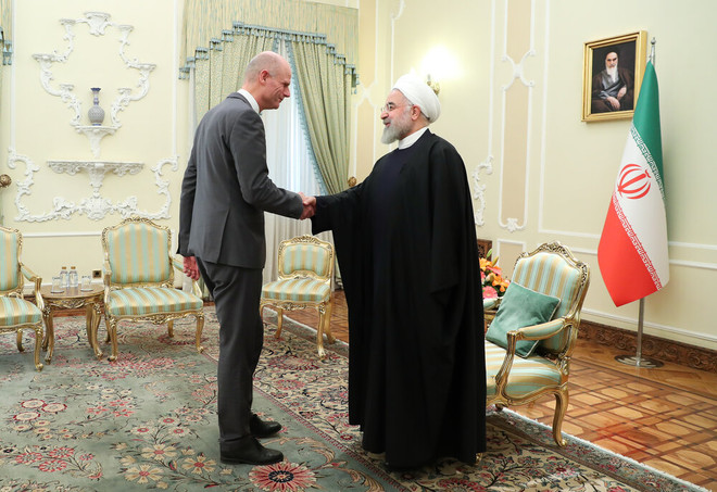 Tổng thống Iran Hassan Rouhani và Ngoại trưởng Hà Lan Stef Blok. Nguồn: tehrantimes.com) Iran sẵn sàng đối thoại với EU để “cứu” thỏa thuận hạt nhân ảnh 1
