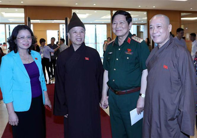 Đại tướng, Bộ trưởng Bộ Quốc phòng Ngô Xuân Lịch và các đại biểu Quốc hội trong giờ nghỉ giải lao. (Ảnh: Trọng Đức/TTXVN) Xây dựng lực lượng dự bị động viên phù hợp với tình hình mới ảnh 2