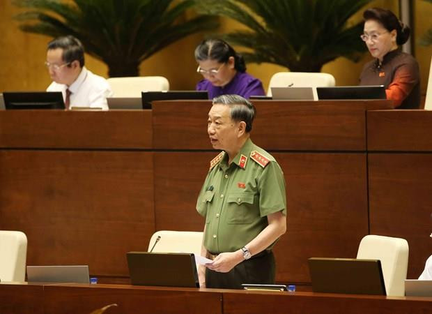 Bộ trưởng Bộ Công an Tô Lâm trả lời chất vấn của đại biểu Quốc hội. (Ảnh: Phương Hoa/TTXVN) Kỳ họp thứ 7, Quốc hội khóa XIV: Biến cam kết thành hành động ảnh 1
