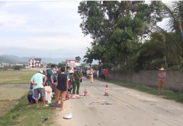 [Video] Xe tải va chạm xe máy khiến 2 mẹ con thương vong ảnh 1