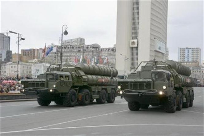 Hệ thống phòng thủ tên lửa S-400 của Nga. (Ảnh: Kyodo/TTXVN) Thổ Nhĩ Kỳ chỉ trích nghị quyết của Mỹ liên quan thương vụ S-400 ảnh 1