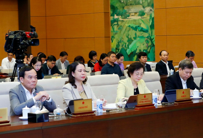 Phó Chủ tịch nước Võ Thị Ánh Xuân, Phó Thủ tướng Trần Lưu Quang cùng các đại biểu tham dự phiên họp. (Ảnh: Nhan Sáng/TTXVN) ttxvn-luat luu tru3.jpg
