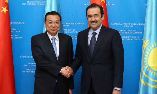 Thủ tướng Kazakhstan Karim Masimov (phải) có cuộc gặp với Thủ tướng Trung Quốc Lý Khắc Cường (trái). (Ảnh: THX/TTXVN) Thủ tướng Trung Quốc thăm Kazakhstan, dự hội nghị SCO ảnh 1