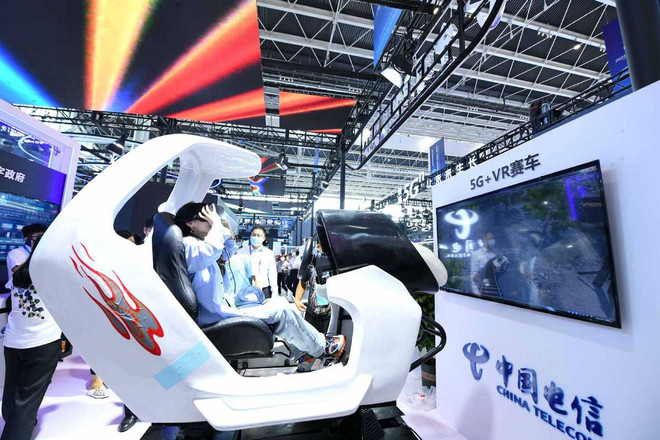 Khách tham quan trải nghiệm thực tế ảo tại Triển lãm (Nguồn: China Daily) Hội nghị kinh tế số thế giới 2021 khai mạc tại Trung Quốc ảnh 1