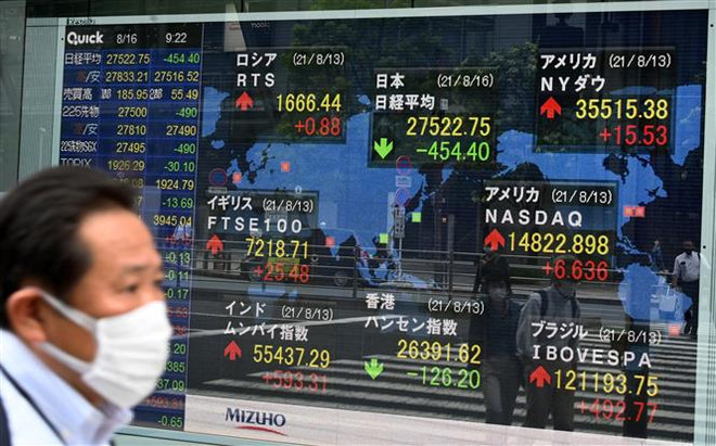 Bảng chỉ số chứng khoán tại Sàn giao dịch chứng khoán Tokyo, Nhật Bản. (Ảnh: AFP/TTXVN) Chứng khoán châu Á đồng loạt đi lên trong phiên chiều 15/10 ảnh 1