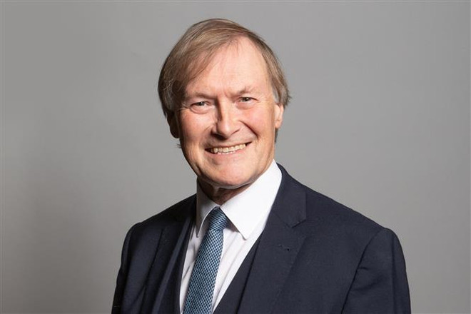 Nghị sỹ Anh David Amess. (Ảnh: AFP/TTXVN) Nghị sỹ Anh David Amess tử vong tại hiện trường vụ tấn công bằng dao ảnh 1
