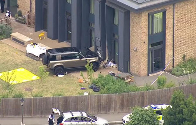 Anh: Ôtô SUV gây tai nạn trong trường học khiến 9 người bị thương ảnh 1