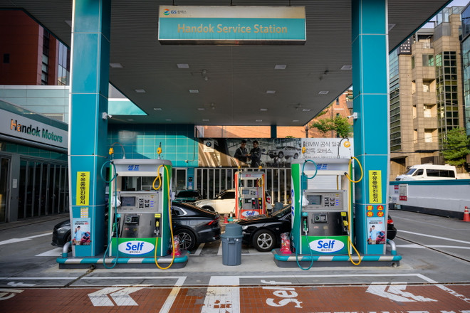 Một trạm xăng ở Seoul, Hàn Quốc. (Ảnh: AFP/TTXVN) ttxvn-gia dau chau a.jpg