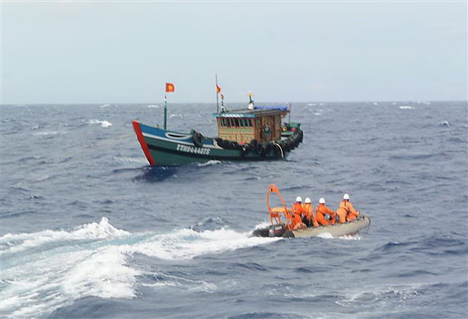Cà Mau nỗ lực tìm kiếm 6 thuyền viên bị mất tích trên biển ảnh 1