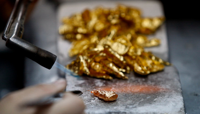 Vàng đi lên trong khi dầu xuống mức thấp nhất hơn một tháng qua ảnh 1