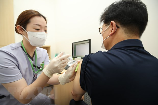 Nhân viên y tế tiêm vaccine ngừa COVID-19 cho người dân tại Seoul, Hàn Quốc. (Ảnh: Yonhap/TTXVN) Hàn Quốc đặt mua 10 triệu liều vaccine COVID-19 nội địa đầu tiên ảnh 1