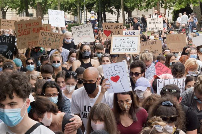 Hungary: Tuần hành bên ngoài Đại sứ quán Mỹ chống phân biệt chủng tộc ảnh 1