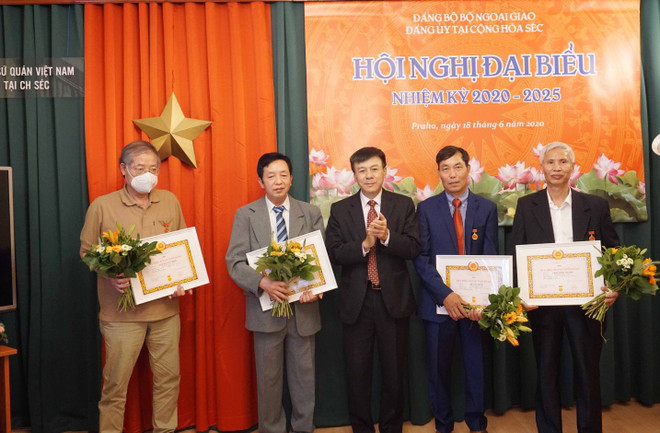 Phát huy vai trò gương mẫu của đảng viên tại Séc trong chống dịch ảnh 1