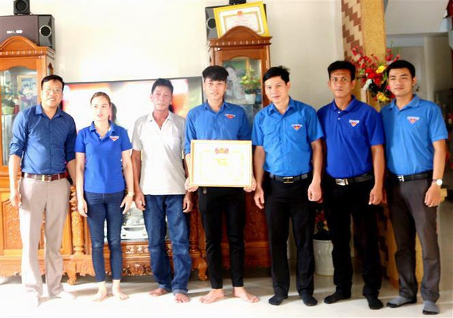 Quảng Bình khen thưởng 2 thanh niên cứu sống 5 người bị đuối nước ảnh 1