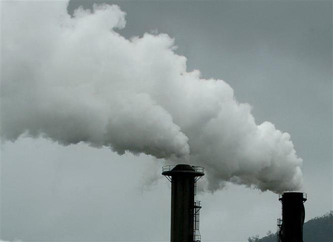 Khói bốc lên từ một nhà máy ở Queensland, Australia. (Ảnh: AFP/TTXVN) IMF: Tăng thuế carbon là biện pháp hiệu quả giảm khí thải nhà kính ảnh 1