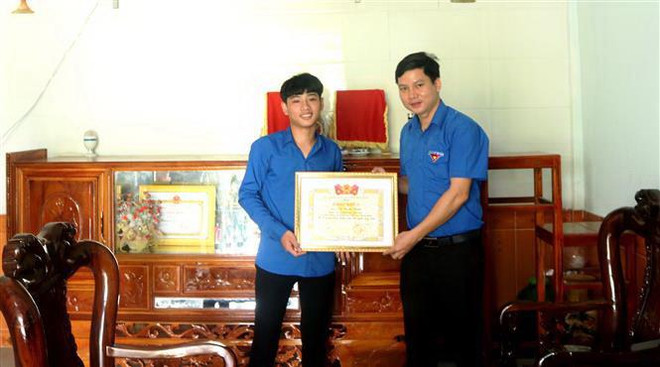 Quảng Bình khen thưởng 2 thanh niên cứu sống 5 người bị đuối nước ảnh 2