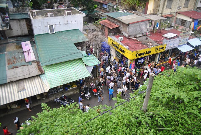 Người dân cần tránh tụ tập gây ức chế cho kẻ khống chế con tin. (Ảnh: Võ Phương/Vietnam+) Cần làm gì khi đối mặt với tình huống bắt cóc, khống chế con tin ảnh 2