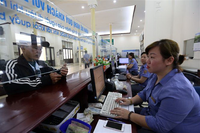 Bán vé tàu tại ga Hà Nội. (Ảnh: Huy Hùng/TTXVN) Đường sắt giảm tới 50% giá vé tàu Tết nếu mua trước nhiều ngày ảnh 1