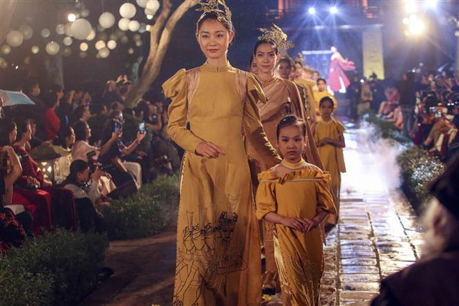 Hơn 600 bộ áo dài lung linh khoe sắc tại Văn Miếu-Quốc Tử Giám ảnh 1