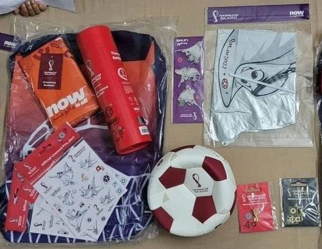 Điều thú vị trong túi quà tặng khán giả tới sân dự khai mạc World Cup ảnh 1