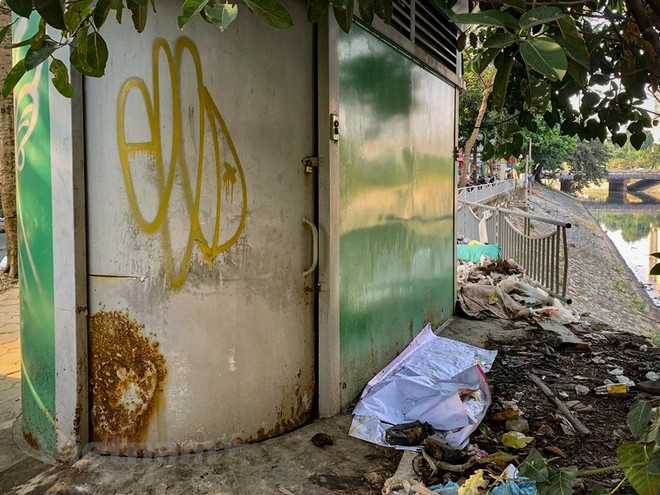 Hà Nội: Nhà vệ sinh công cộng vừa thiếu vừa bị 'bỏ hoang' ảnh 2