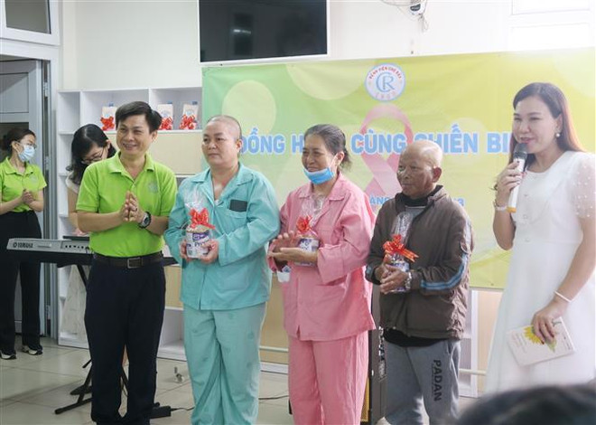 Chuyện về tỷ phú 0 đồng: Ngành y là duyên, công tác xã hội là nghiệp ảnh 1