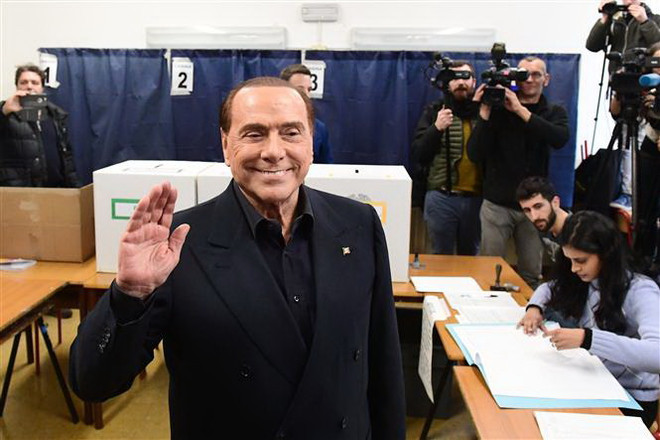 Cựu Thủ tướng Italy Silvio Berlusconi bỏ phiếu tại điểm bầu cử ở Milan hồi tháng 3/2018. (Nguồn: AFP/TTXVN) Cựu Thủ tướng Italy Berlusconi sẽ chạy đua vào Nghị viện châu Âu ảnh 1