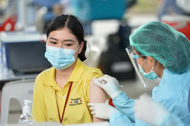 Nhân viên y tế tiêm vaccine ngừa COVID-19 cho người dân tại Bangkok, Thái Lan. (Ảnh: THX/TTXVN) Thái Lan cân nhắc áp đặt phong tỏa tại các tỉnh có nguy cơ cao ảnh 1
