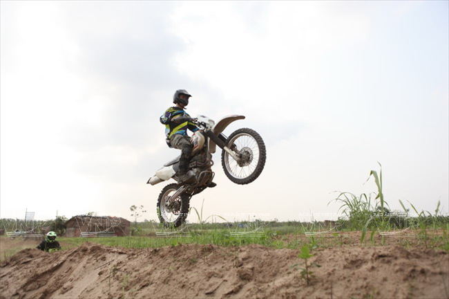 Niềm đam mê chơi môtô địa hình của giới trẻ Hà Nội ảnh 9