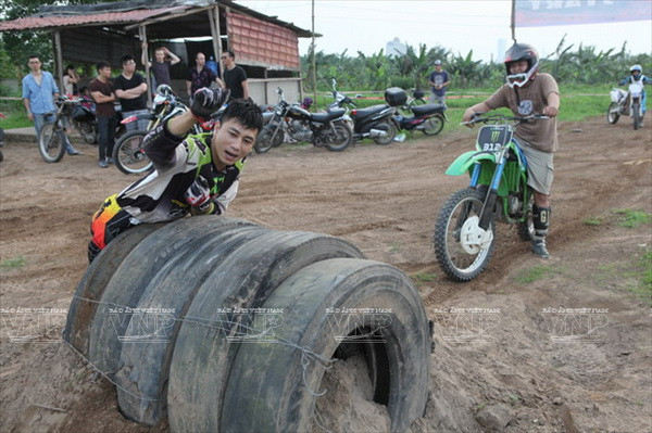 Niềm đam mê chơi môtô địa hình của giới trẻ Hà Nội ảnh 3