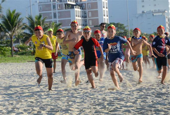 Các em trong nhóm cứu hộ nhí Nippers Đà Nẵng được rèn luyện thể chất bằng nhiều môn thể thao phối hợp trên cạn và dưới biển. (Ảnh: Quốc Dũng/TTXVN) Mùa hè bổ ích cho thiếu nhi qua các hoạt động giáo dục kỹ năng sống ảnh 3