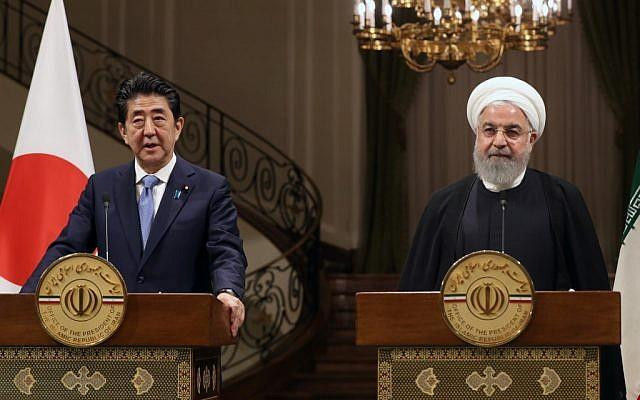 Thủ tướng Nhật Bản Abe và Tổng thống Iran Rouhani trong cuộc họp báo tại Tehran ngày 12/6. (Nguồn: AFP) Mỹ ủng hộ nỗ lực của Nhật Bản giúp giảm căng thẳng với Iran ảnh 1