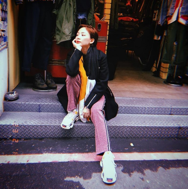 Vợ chồng Hà Tăng diện đồ đôi, Chi Pu và Kỳ Duyên “dát” hàng hiệu ảnh 11