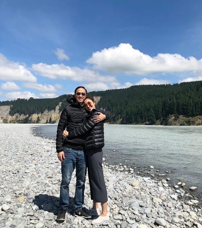 Vợ chồng Hà Tăng diện đồ đôi, Chi Pu và Kỳ Duyên “dát” hàng hiệu ảnh 1